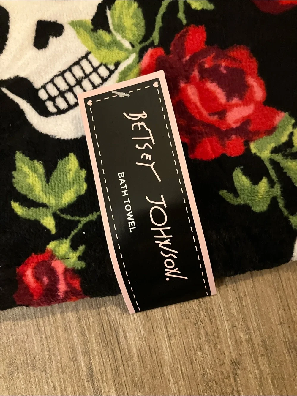 ❤️Betsey Johnson set of 2 bath towels black red roses skulls large towels NWT